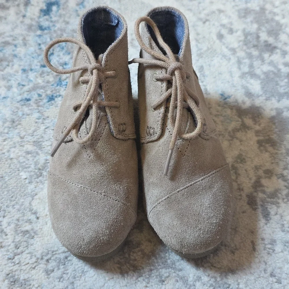 TOMS Desert Wedge‎ Taupe Suede Size Youth 12